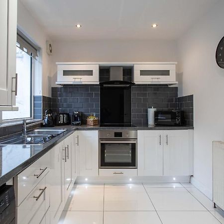 Refurbished Home, 8 Mins To Cc Белфаст Екстериор снимка